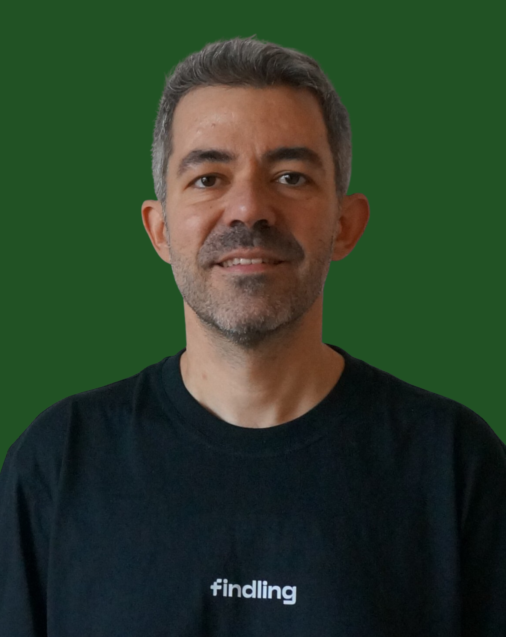 Portraitbild von Ivailo Stoev im schwarzen findling T-Shirt vor einem grünen Hintergrund.